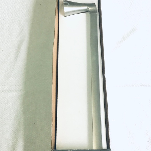 NEW MOEN Y0924BN "GRAEDEN" 24-Inch SINGLE TOWEL BAR, BRUSHED NICKEL FINISH. - Picture 4 of 5